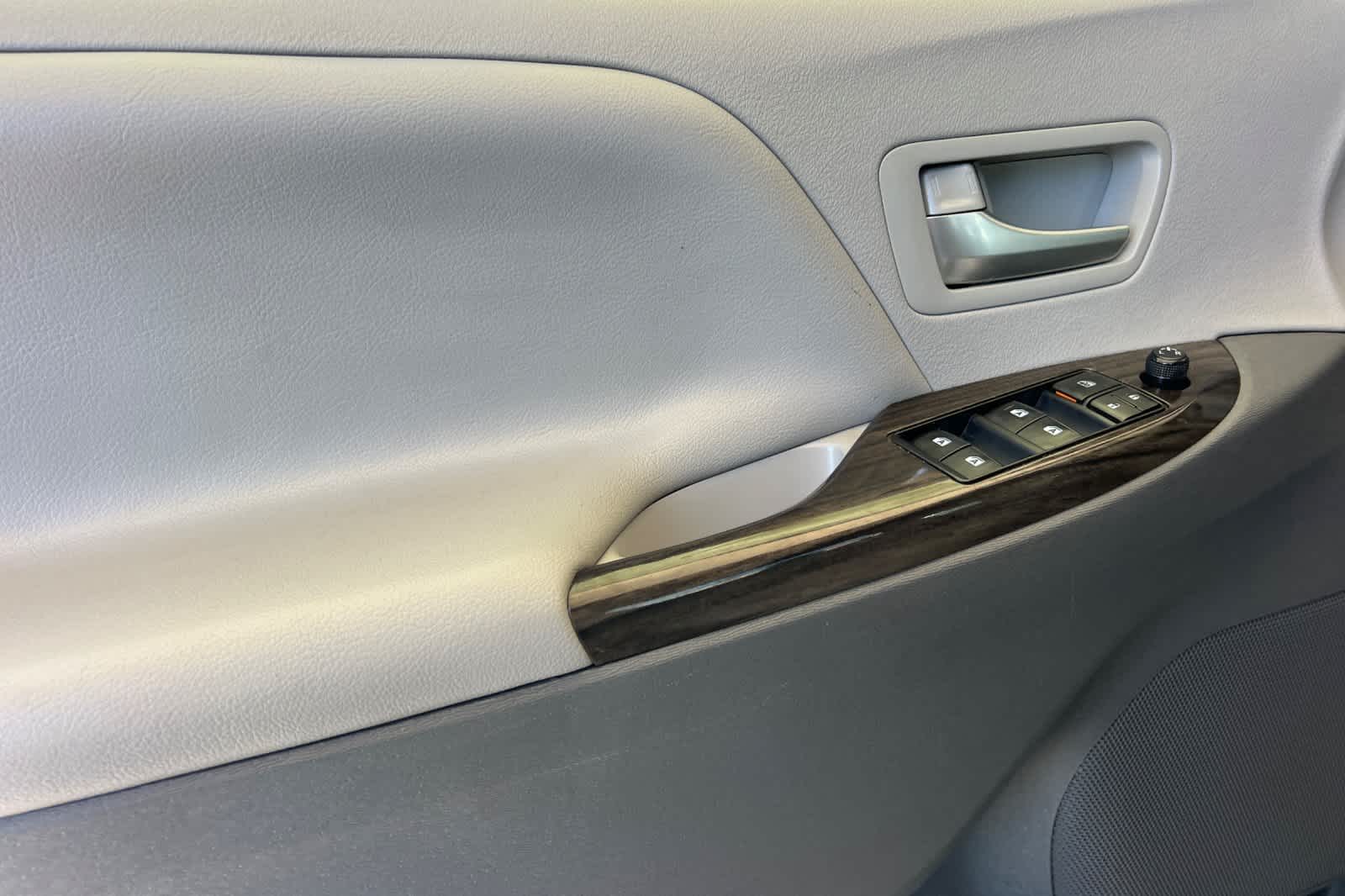 Thumbnail: 2020 Toyota Sienna - 12