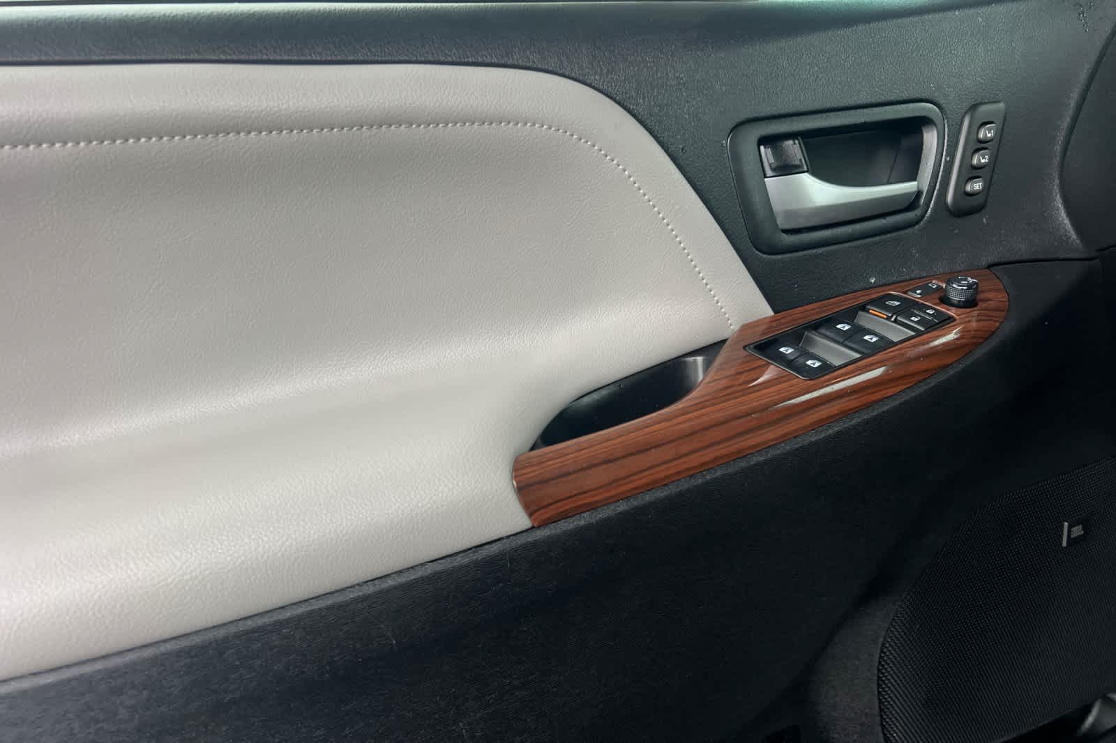 Thumbnail: 2019 Toyota Sienna - 12