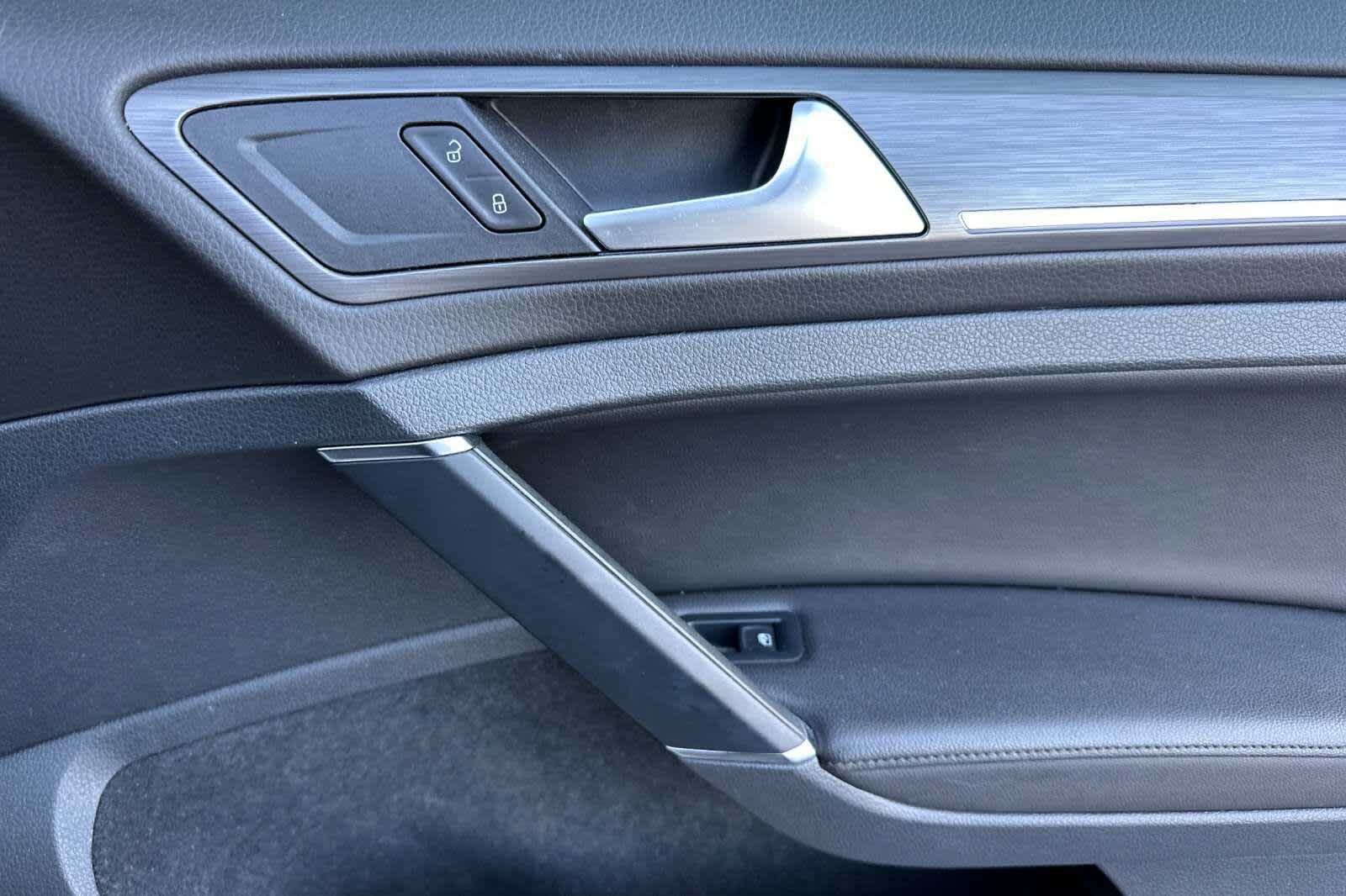 Thumbnail: 2017 Volkswagen e-Golf - 19