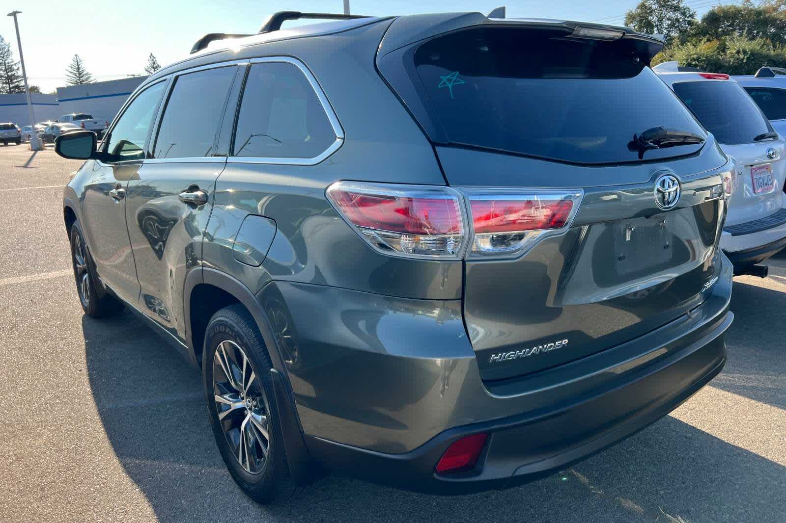 Thumbnail: 2016 Toyota Highlander - 4