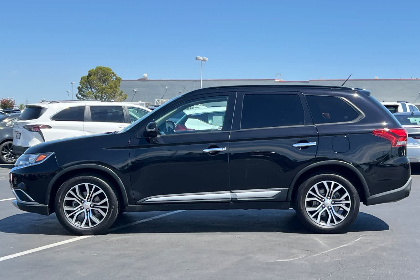 Thumbnail: 2016 Mitsubishi Outlander - 9