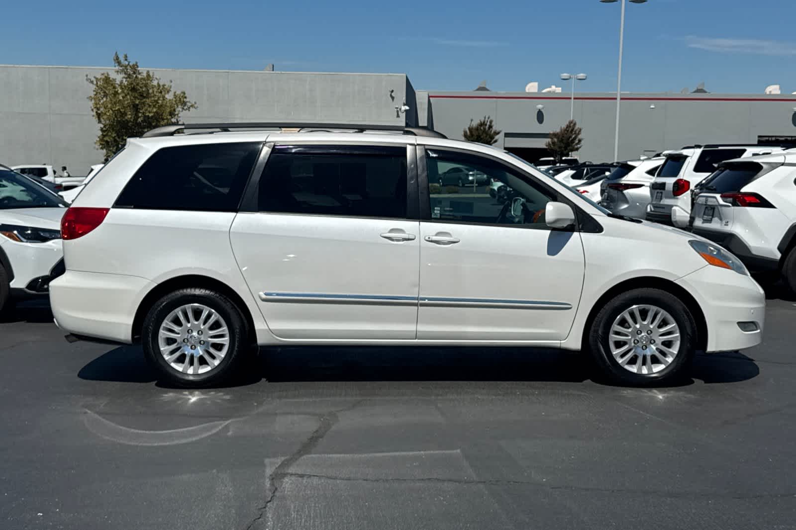 Thumbnail: 2010 Toyota Sienna - 6