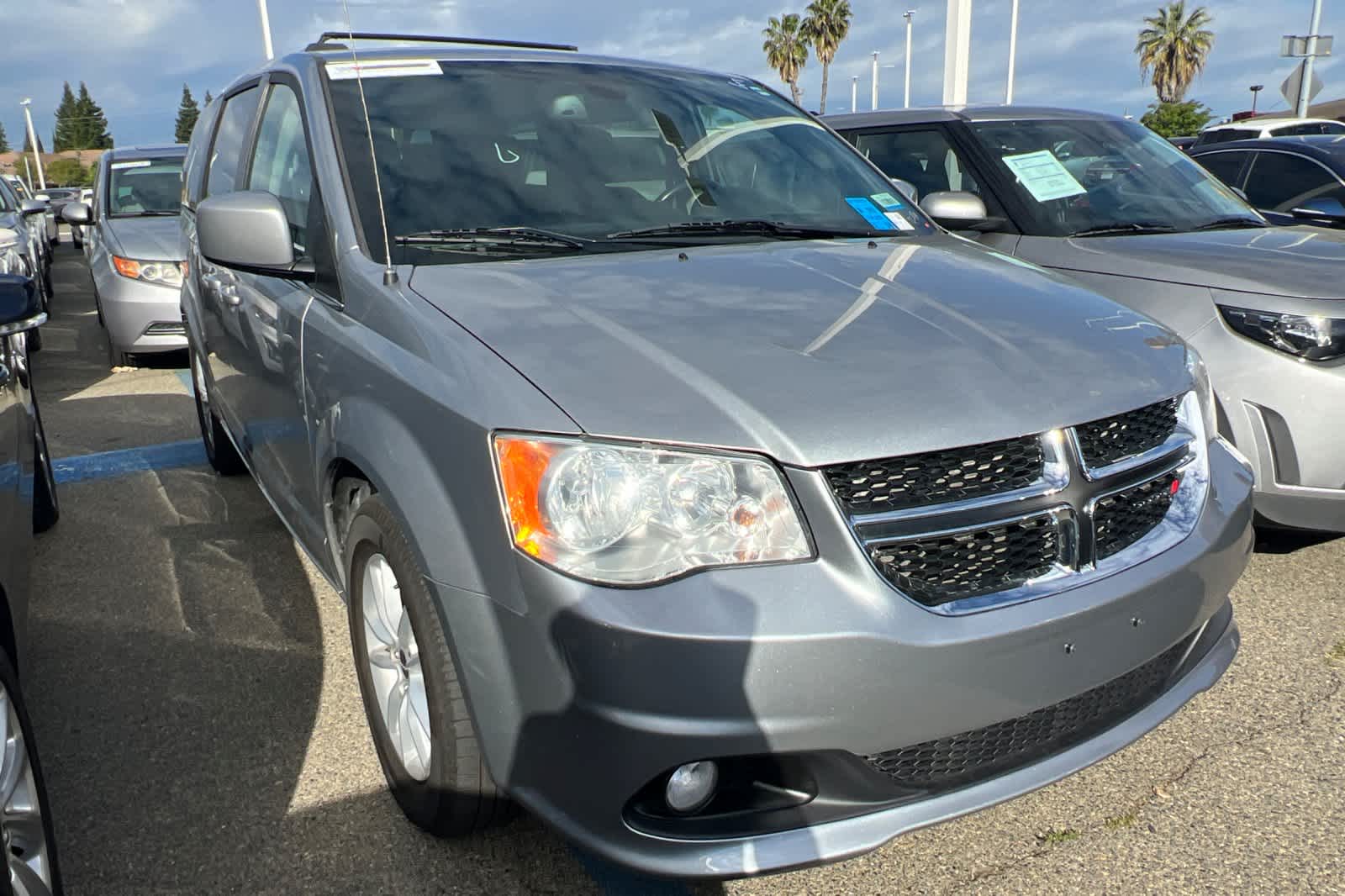 Thumbnail: 2019 Dodge Grand Caravan - 3