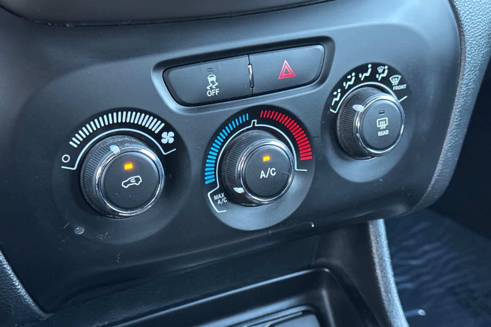 Thumbnail: 2015 Jeep Cherokee - 20