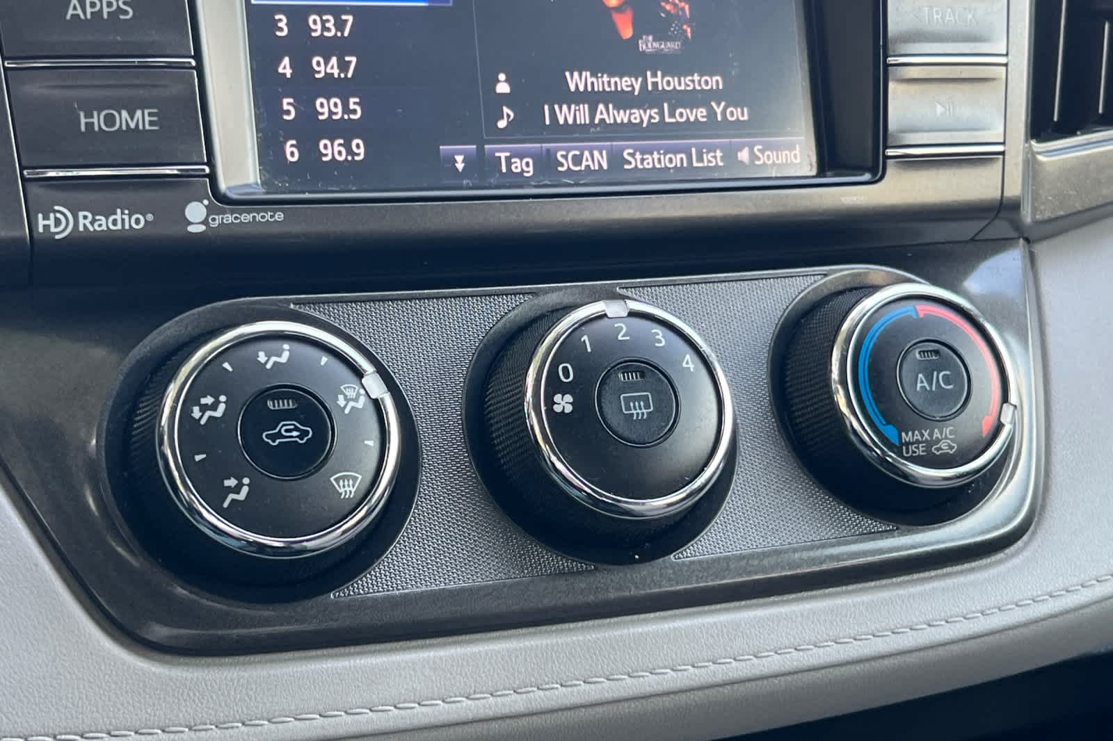 Thumbnail: 2015 Toyota RAV4 - 21