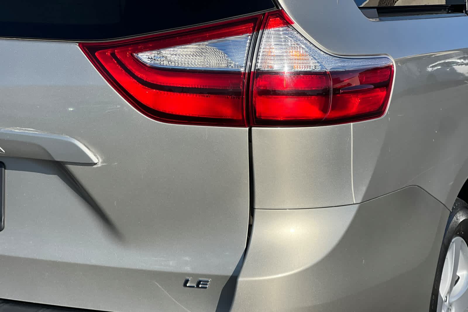 Thumbnail: 2017 Toyota Sienna - 28