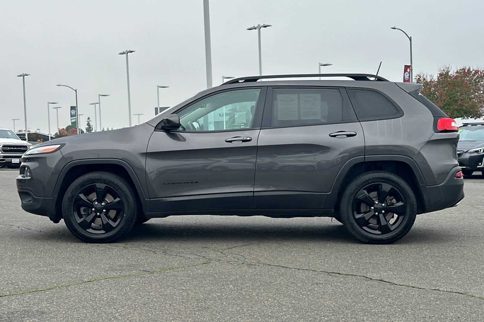 Thumbnail: 2017 Jeep Cherokee - 9