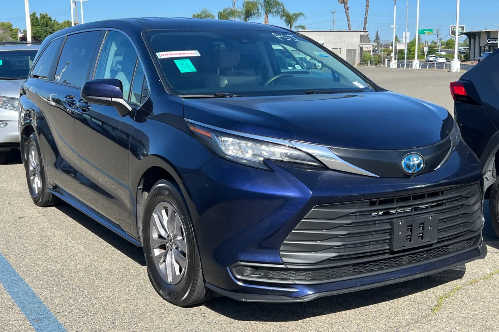 Thumbnail: 2023 Toyota Sienna - 3