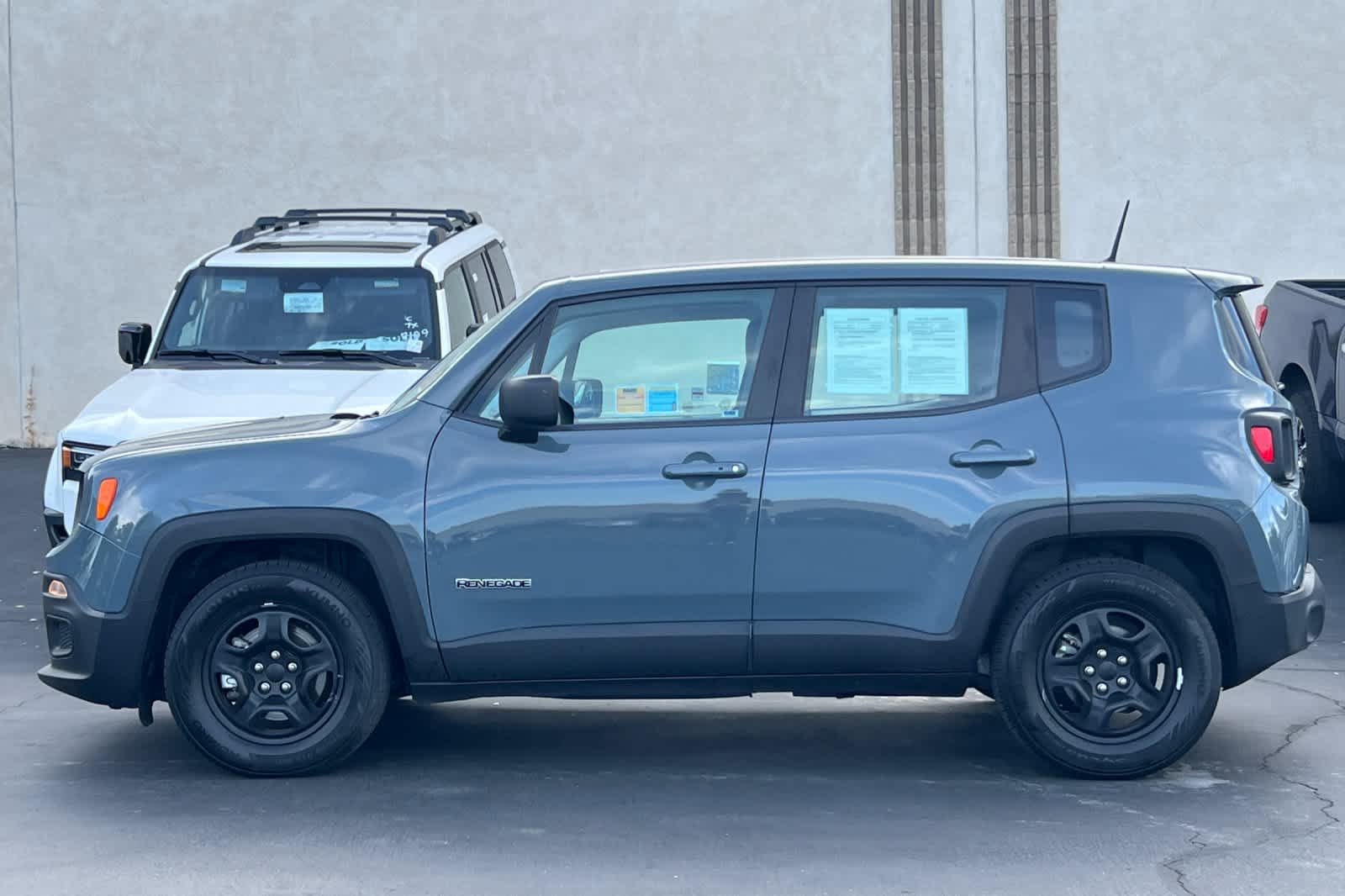 Thumbnail: 2017 Jeep Renegade - 9