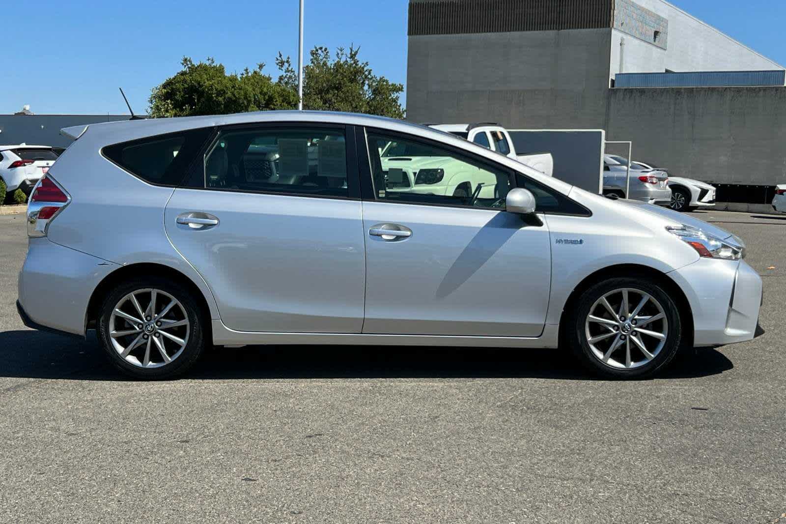 2017 Toyota Prius v Five 6