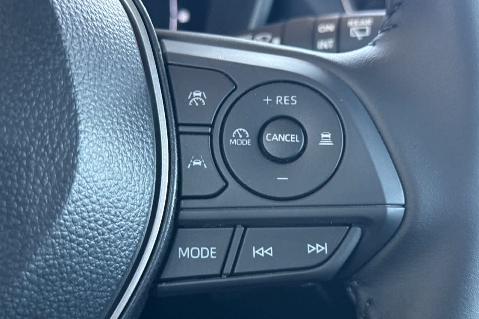 2025 Toyota Corolla Cross XSE 28