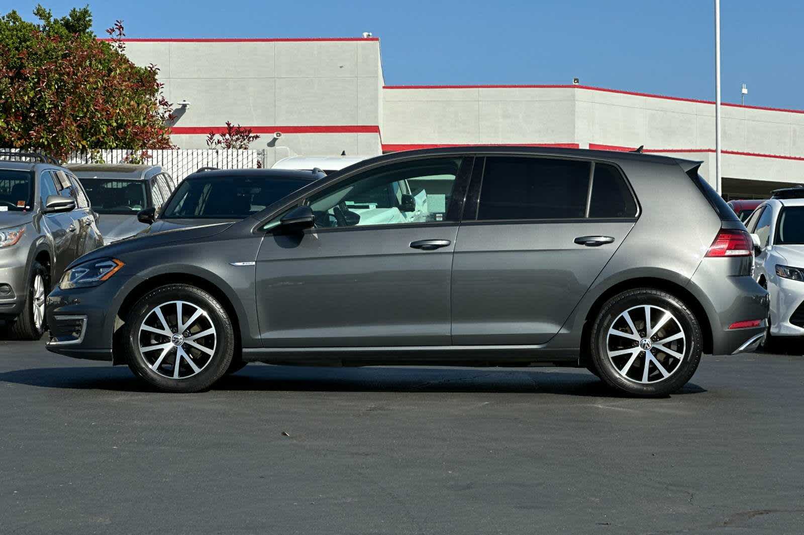 Thumbnail: 2017 Volkswagen e-Golf - 9
