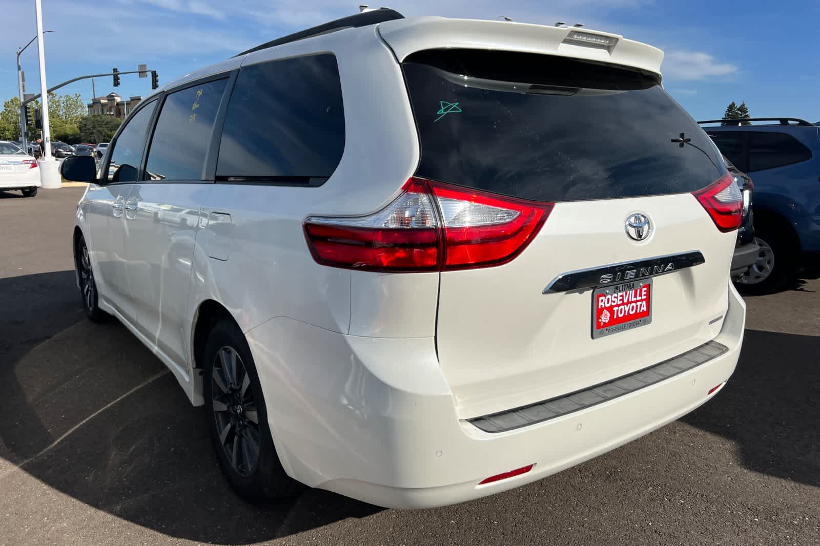Thumbnail: 2019 Toyota Sienna - 4