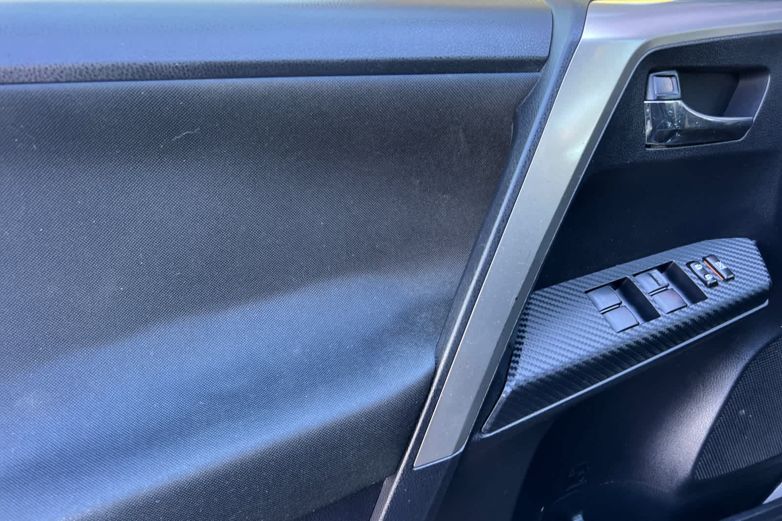 Thumbnail: 2015 Toyota RAV4 - 12