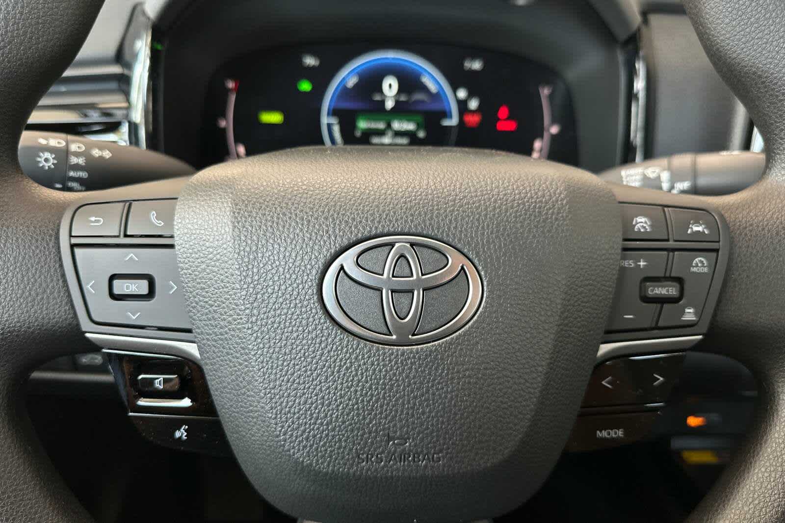 2025 Toyota Camry LE 24
