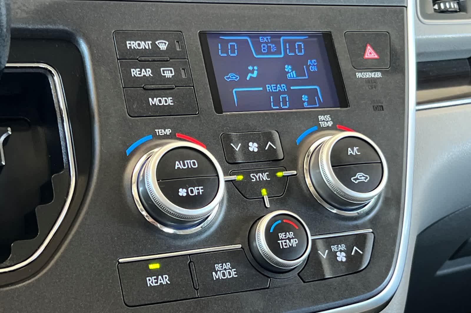Thumbnail: 2018 Toyota Sienna - 24
