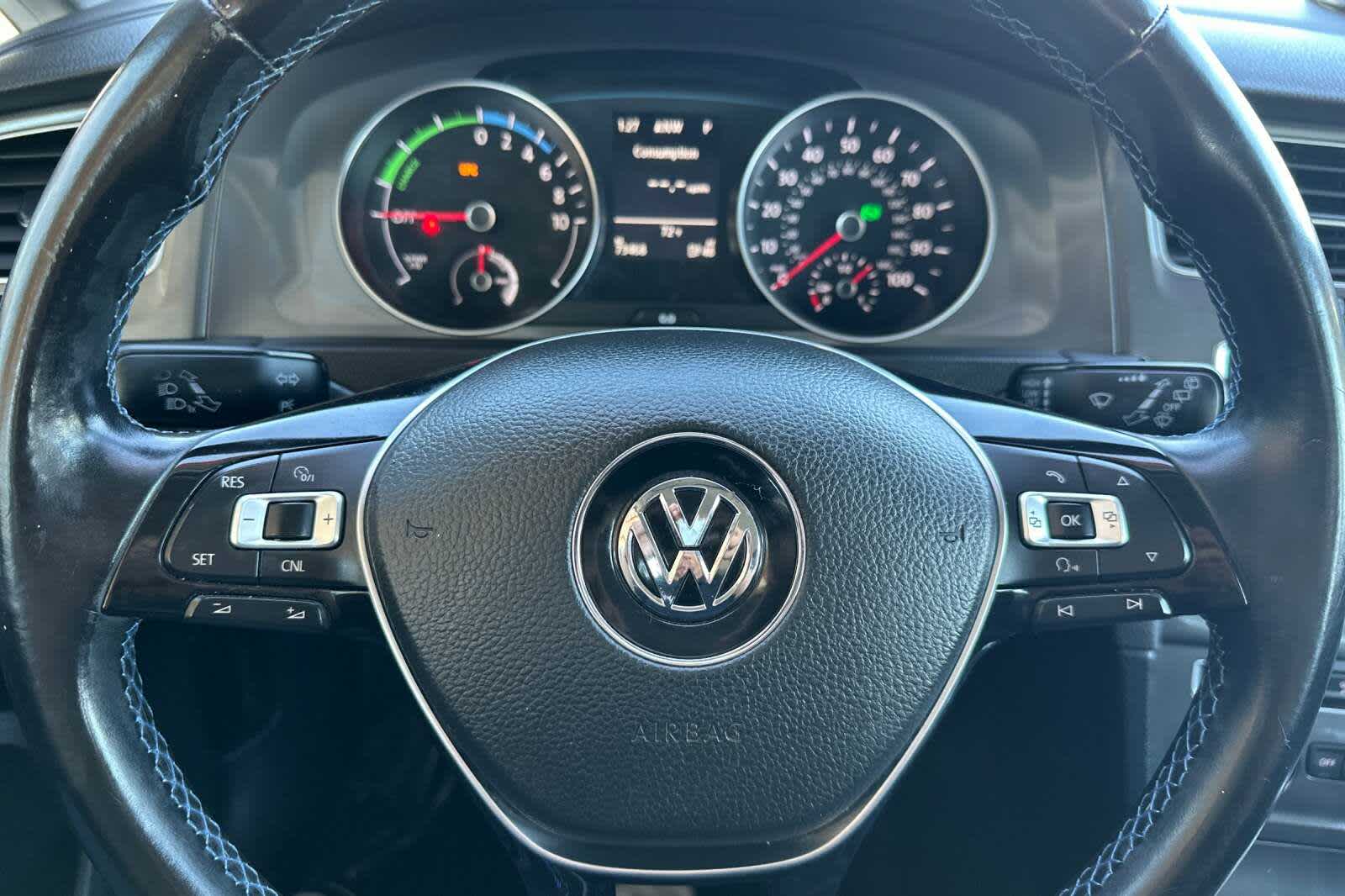 Thumbnail: 2015 Volkswagen e-Golf - 26