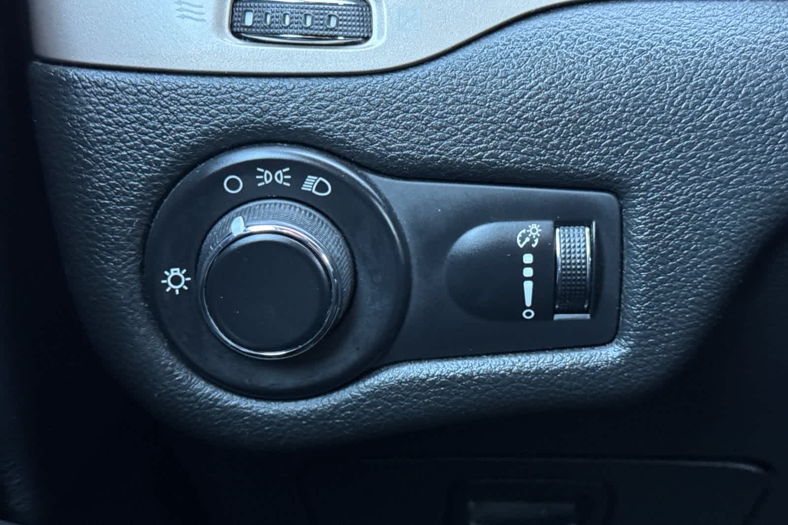 Thumbnail: 2015 Jeep Cherokee - 27