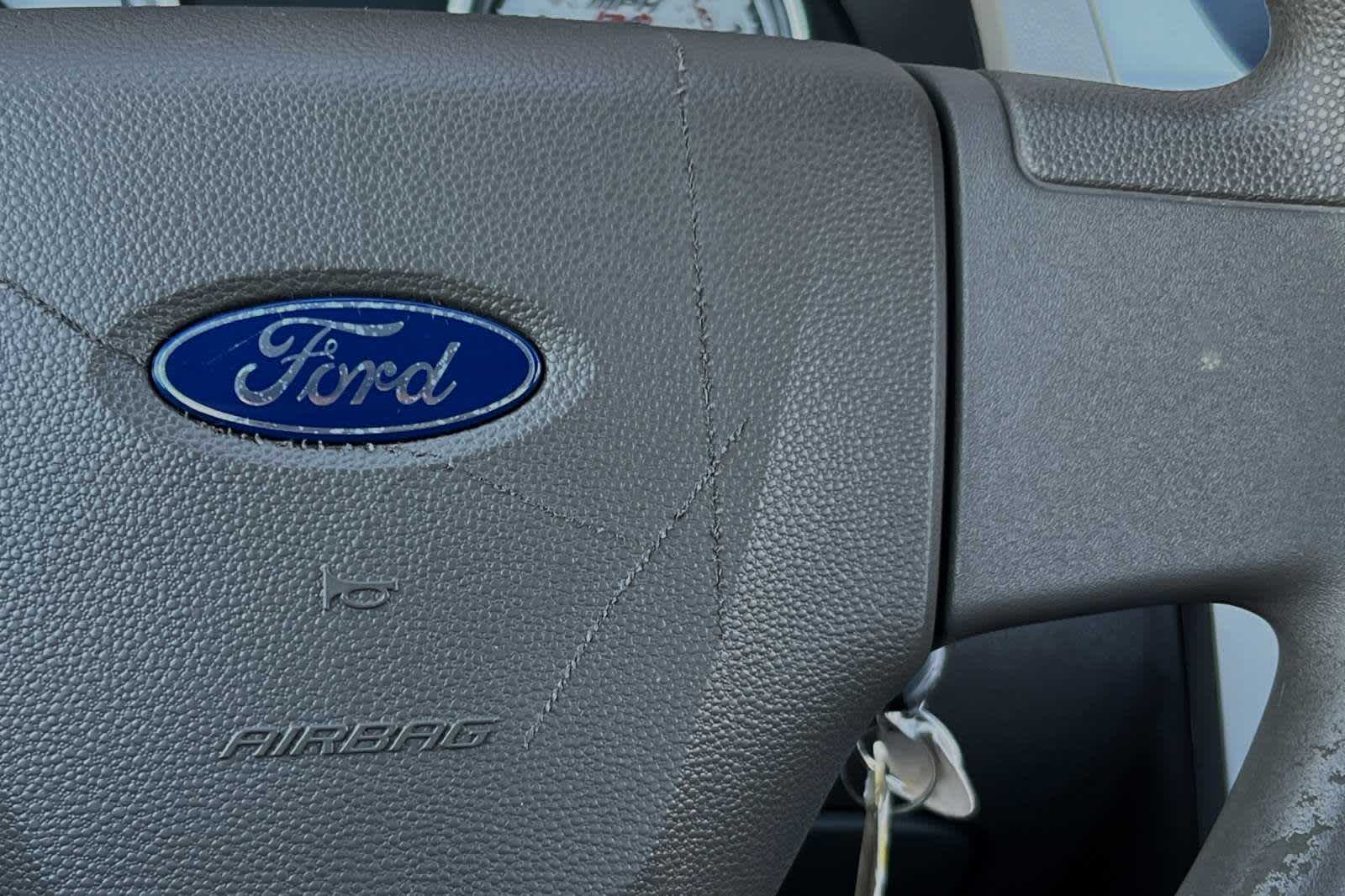 2010 Ford Focus SE 24