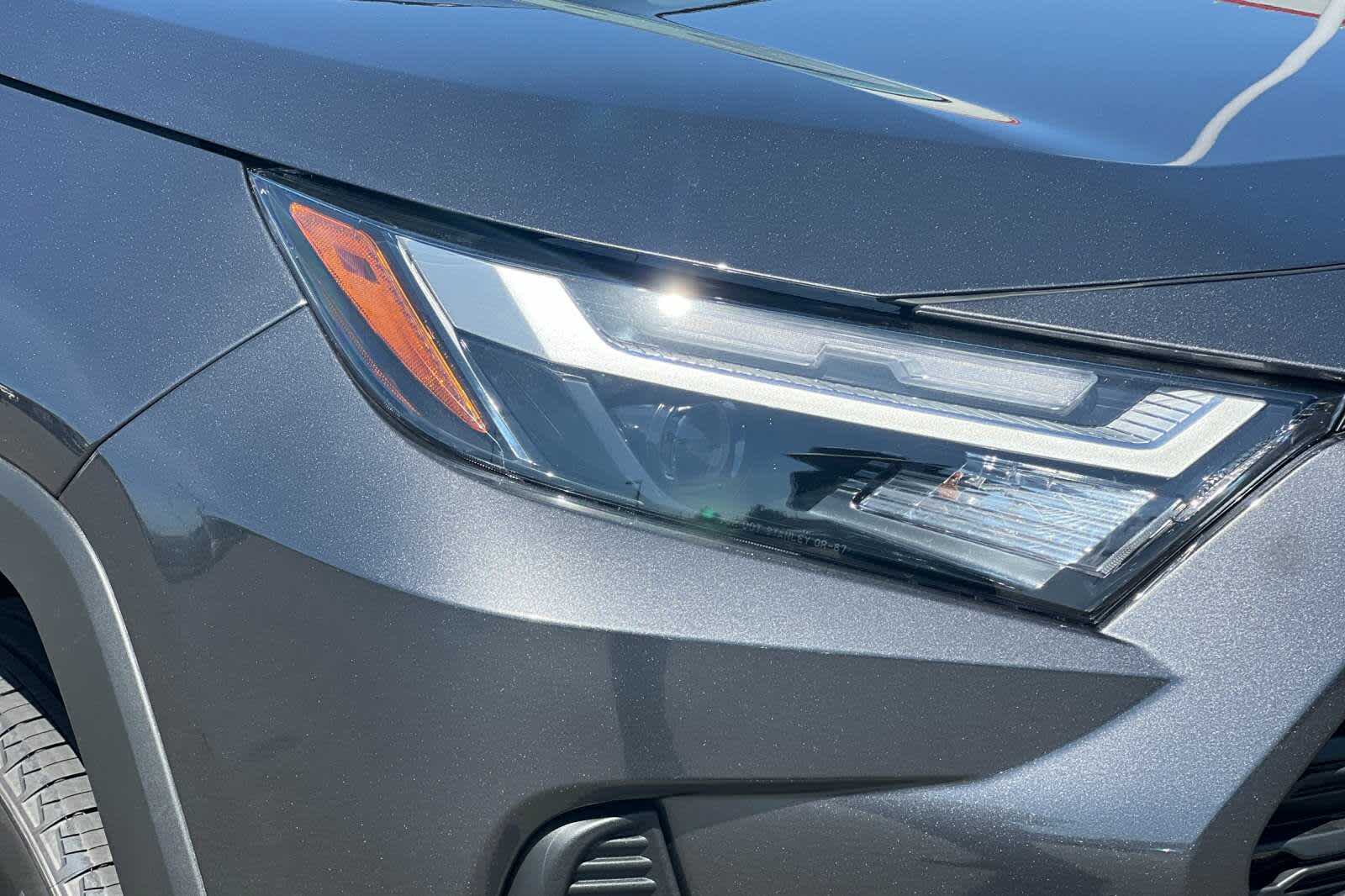 2025 Toyota RAV4 XLE 27
