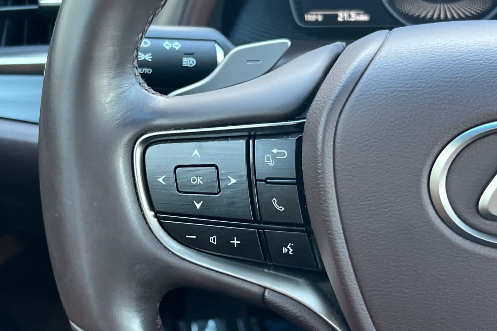 Thumbnail: 2020 Lexus ES - 26