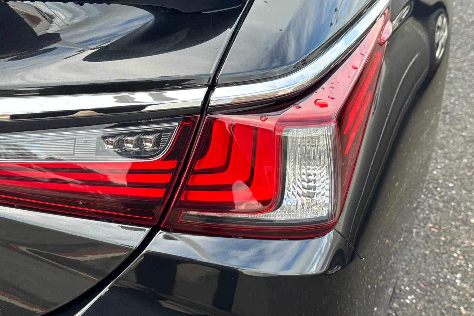 Thumbnail: 2021 Lexus ES - 17