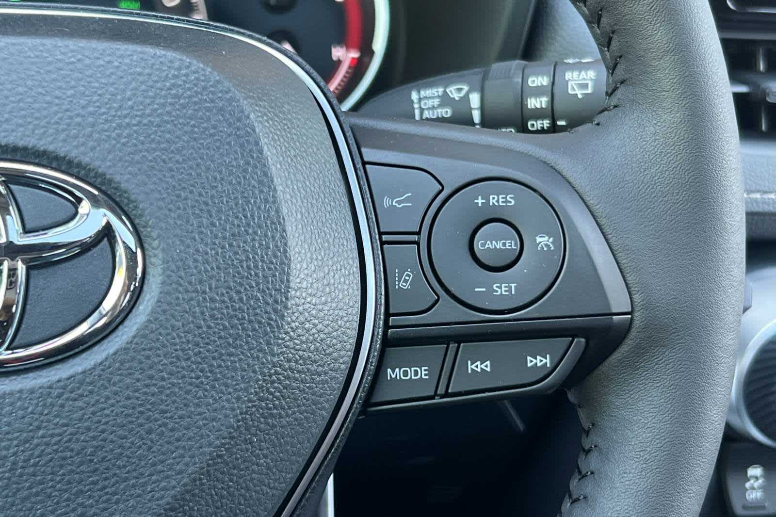 2025 Toyota RAV4 XLE 25