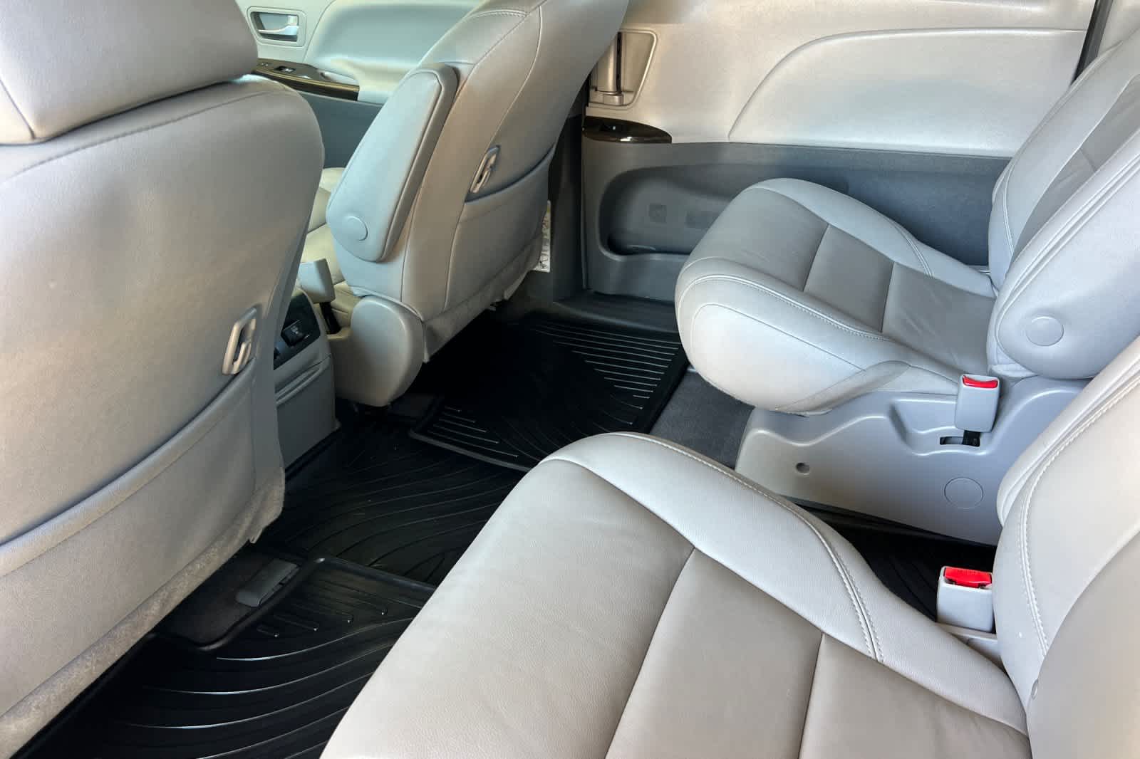 Thumbnail: 2018 Toyota Sienna - 4