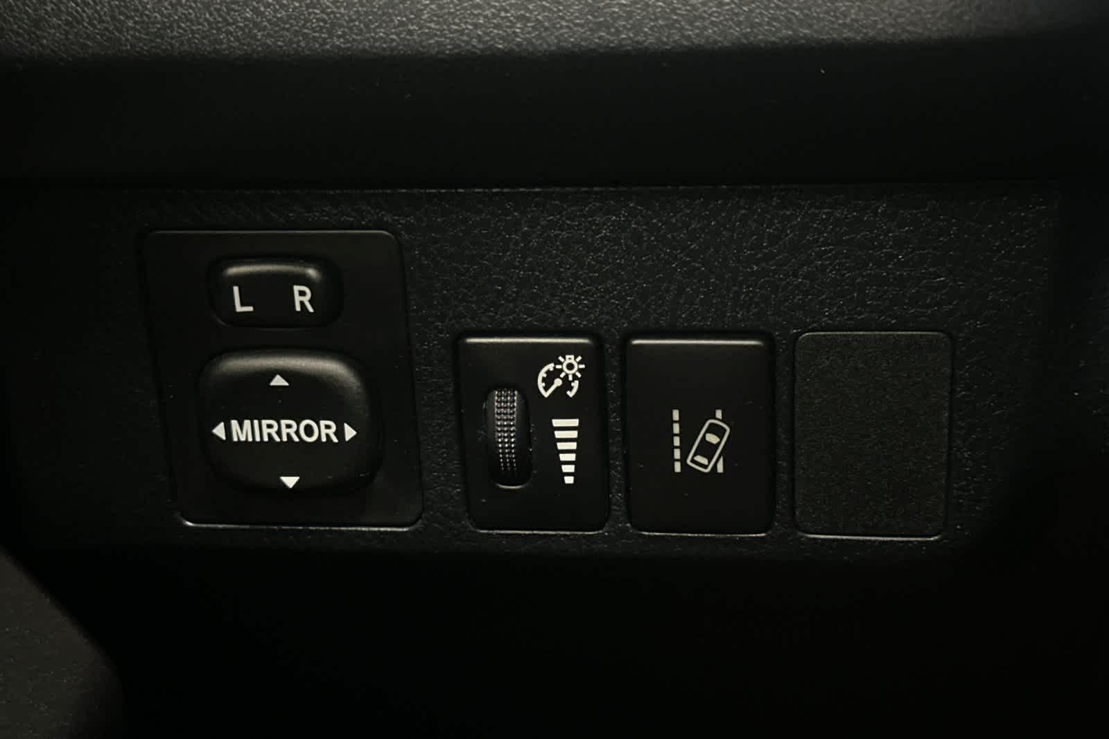 Thumbnail: 2017 Toyota RAV4 - 29