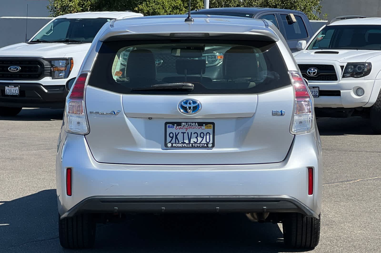 2017 Toyota Prius v Five 8