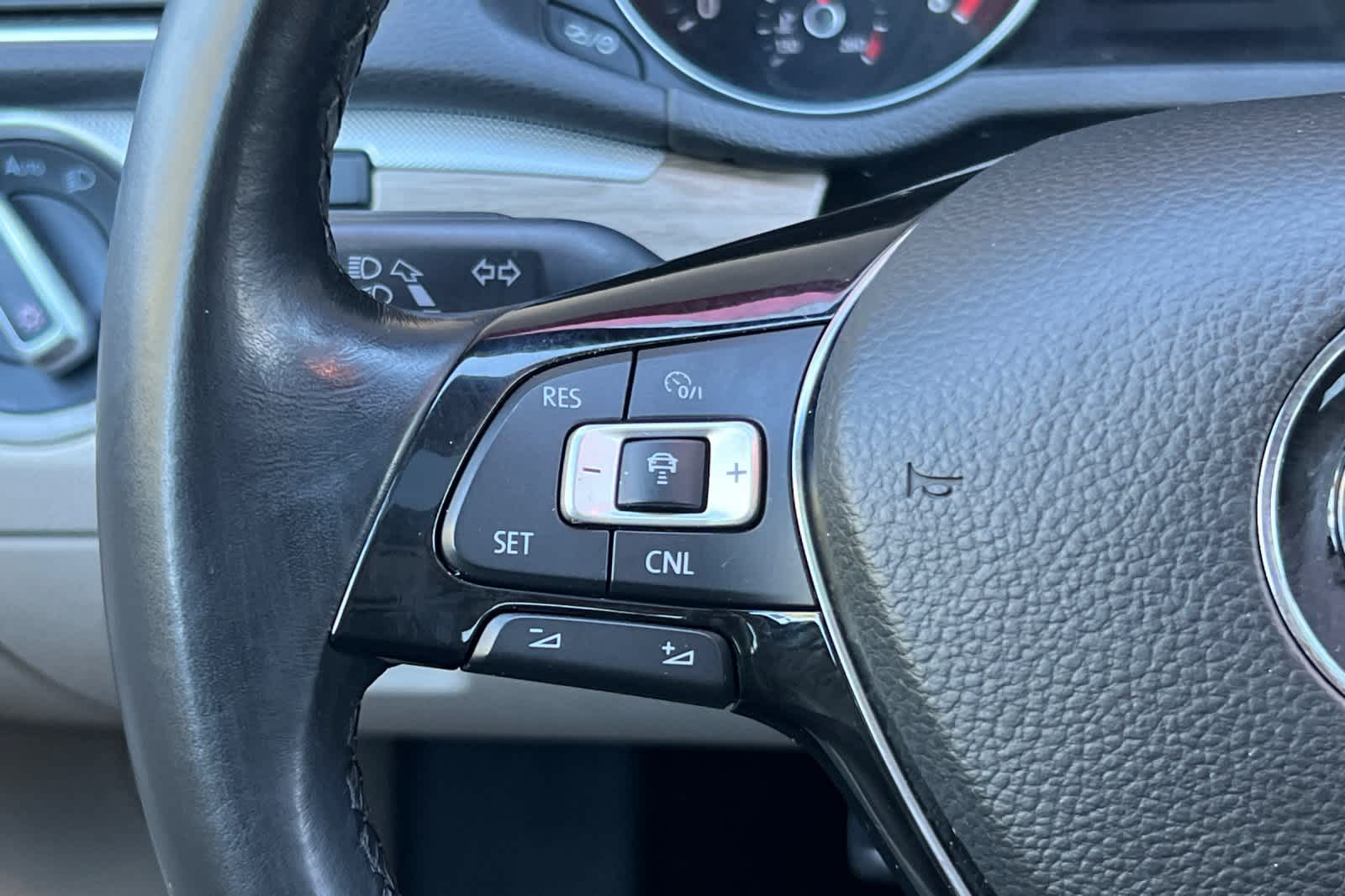 Thumbnail: 2018 Volkswagen Passat - 25