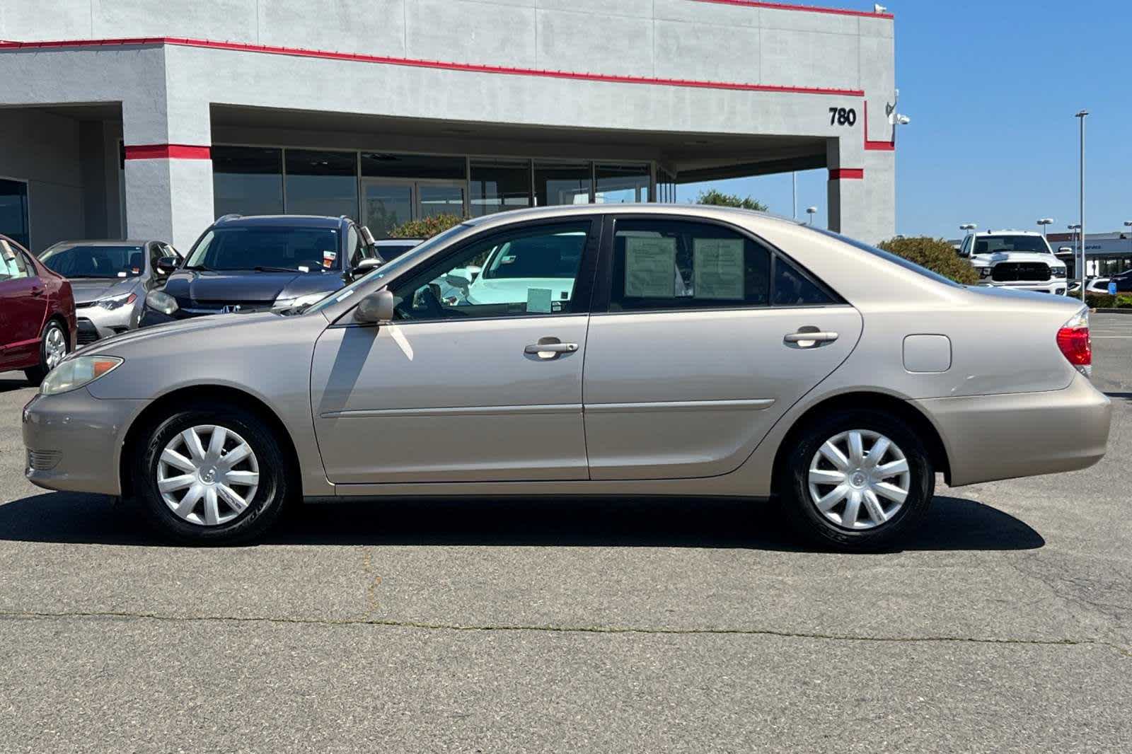 2005 Toyota Camry LE 9