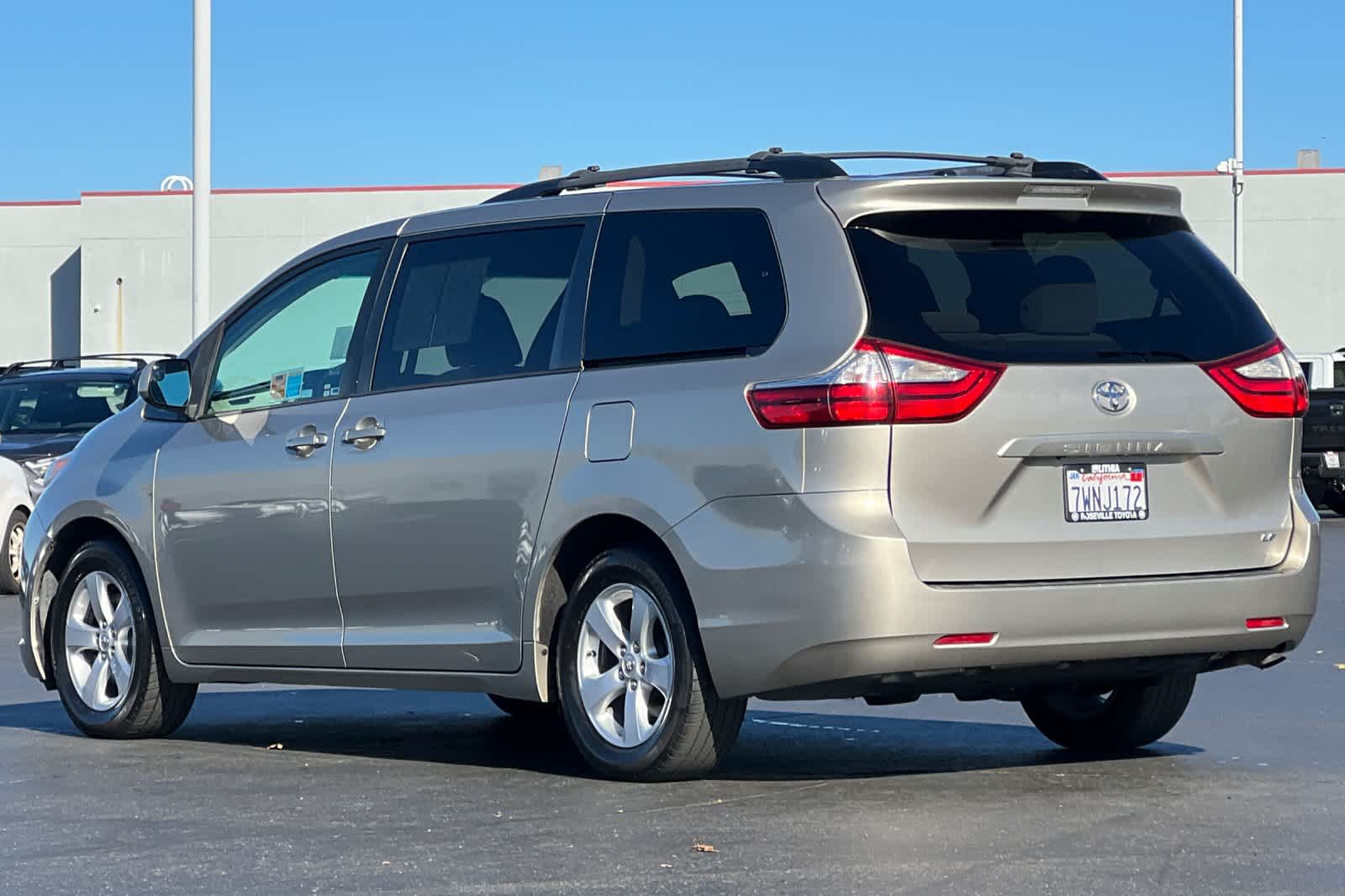 Thumbnail: 2017 Toyota Sienna - 7