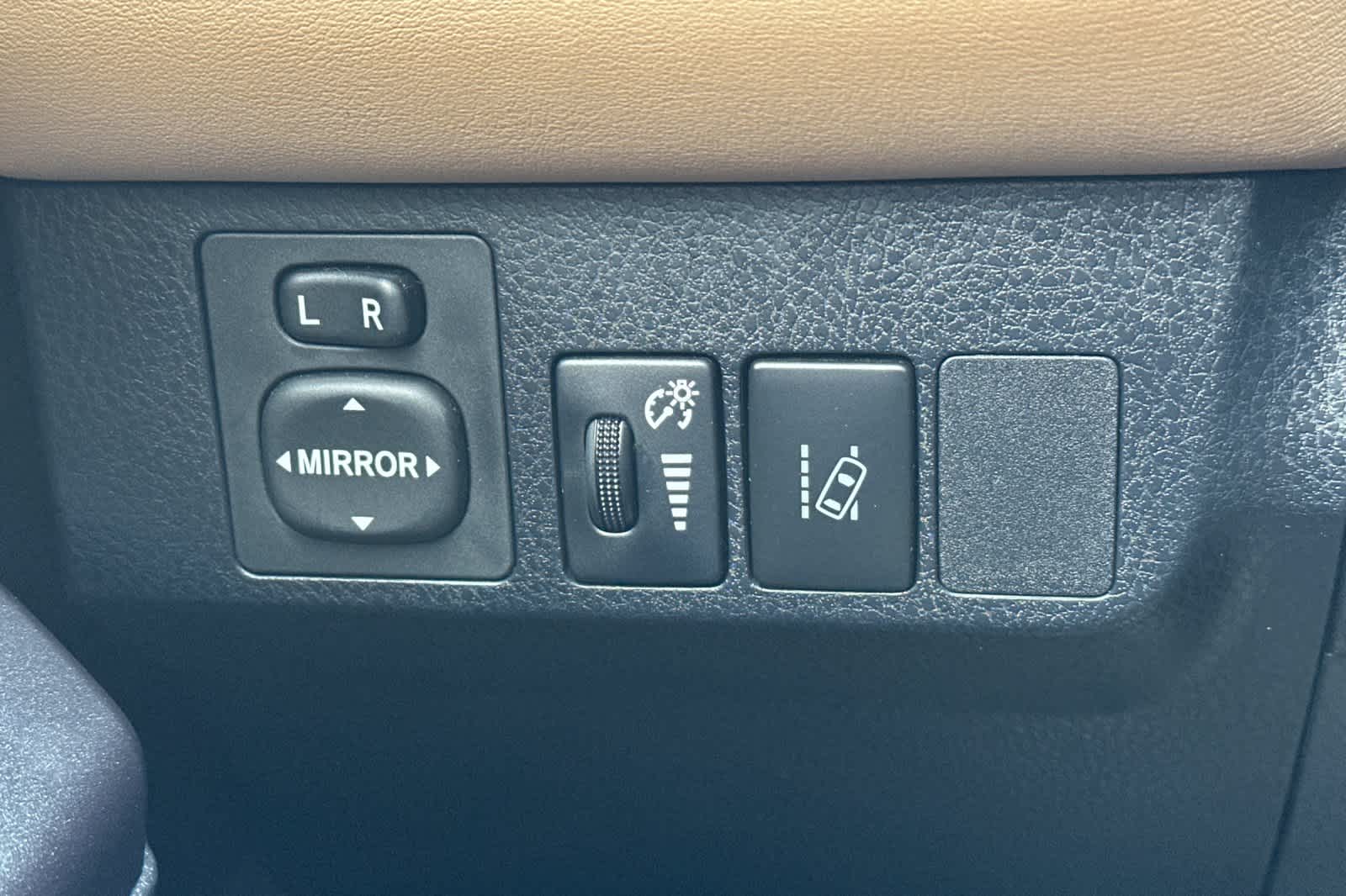 Thumbnail: 2018 Toyota RAV4 - 30