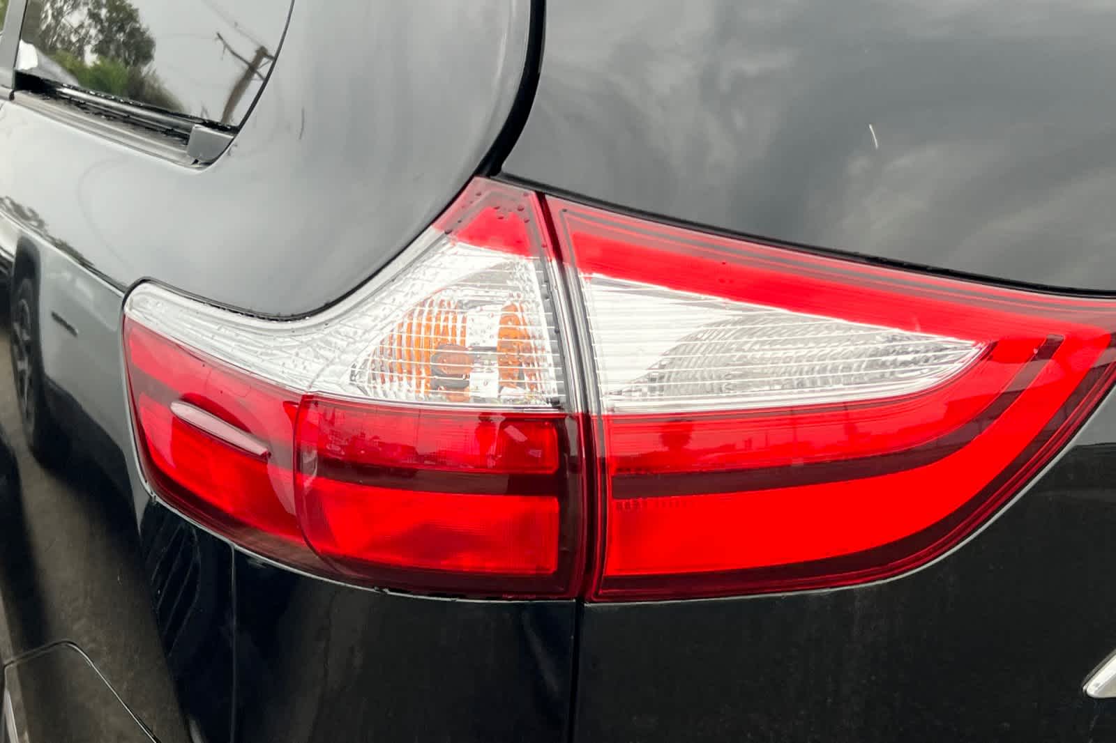 Thumbnail: 2019 Toyota Sienna - 15