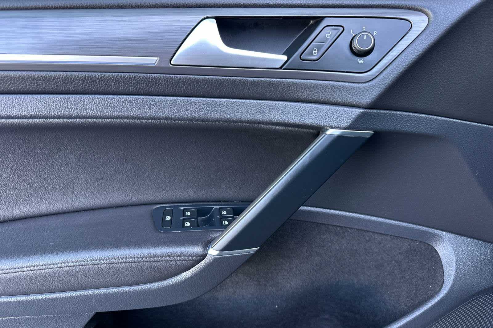Thumbnail: 2017 Volkswagen e-Golf - 12