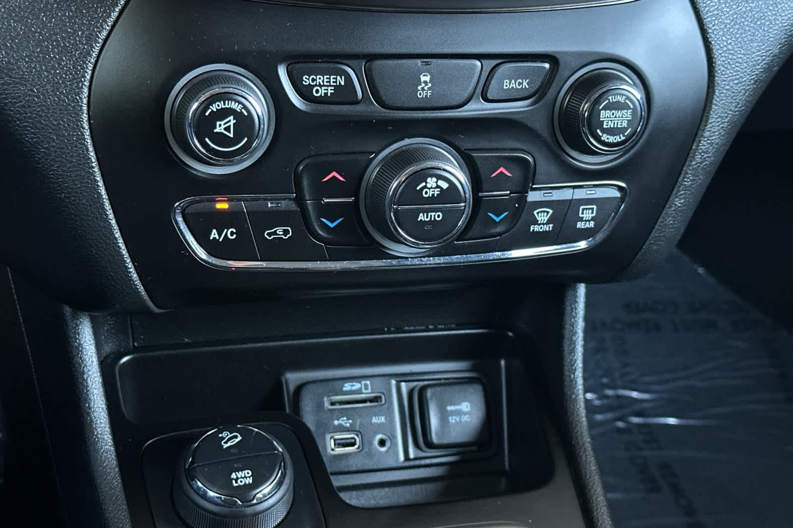 Thumbnail: 2014 Jeep Cherokee - 21