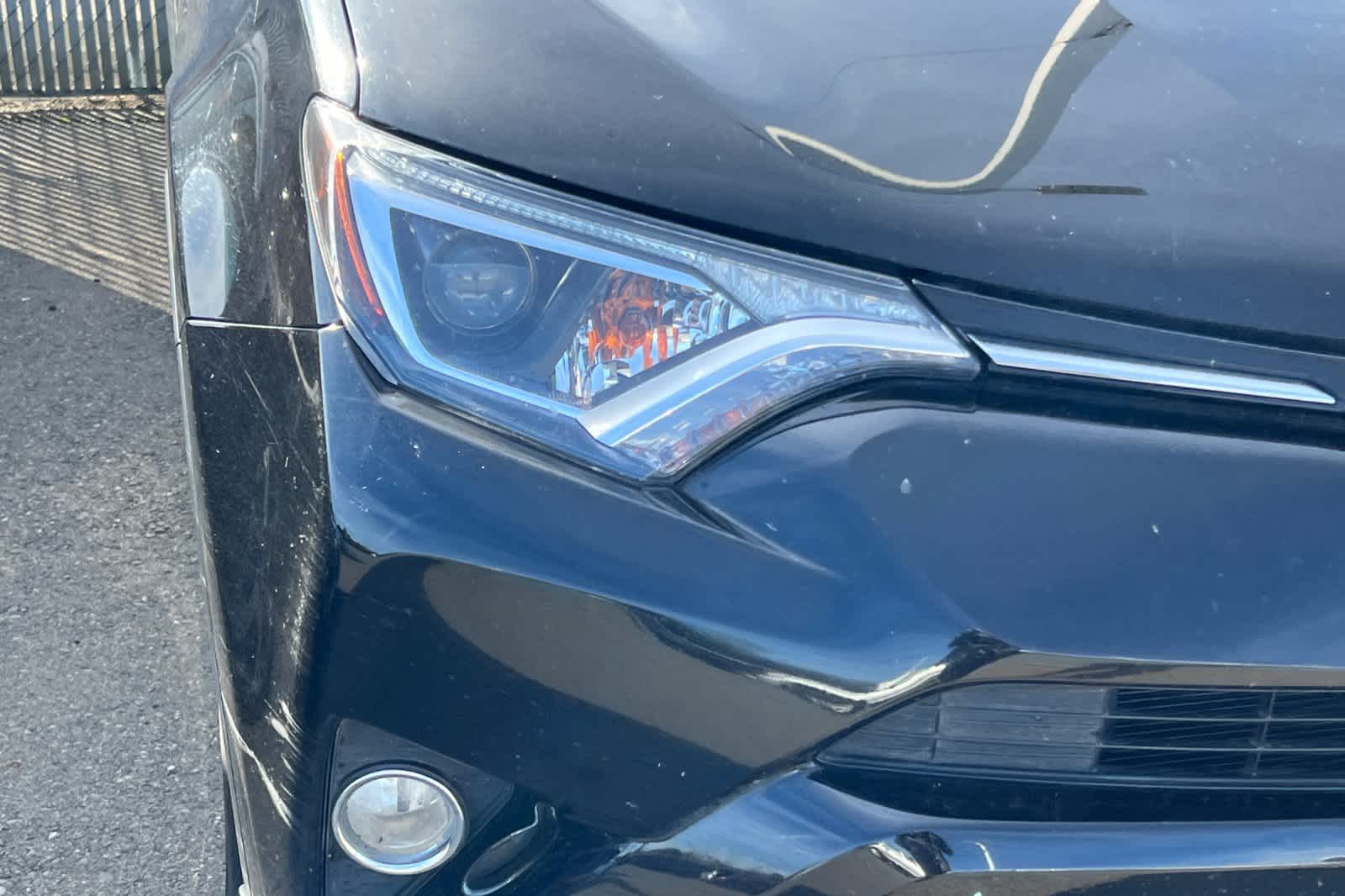 Thumbnail: 2018 Toyota RAV4 - 8