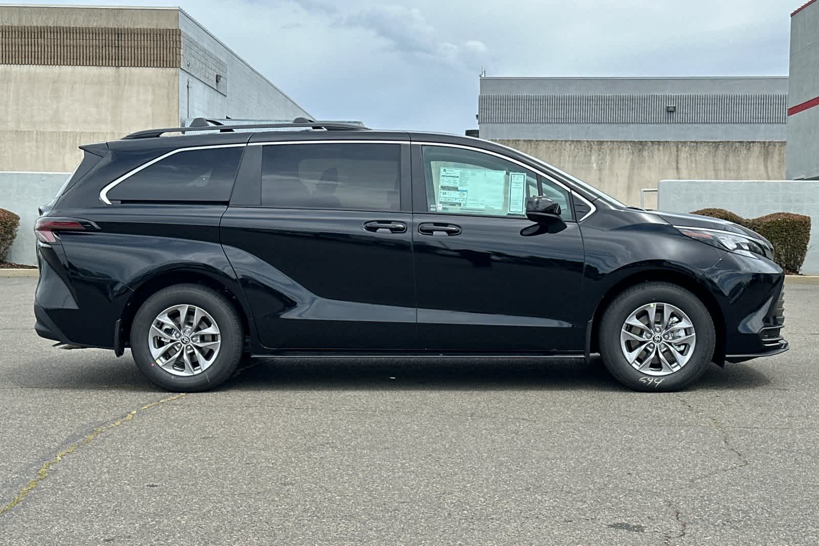 Thumbnail: 2026 Toyota Sienna - 8