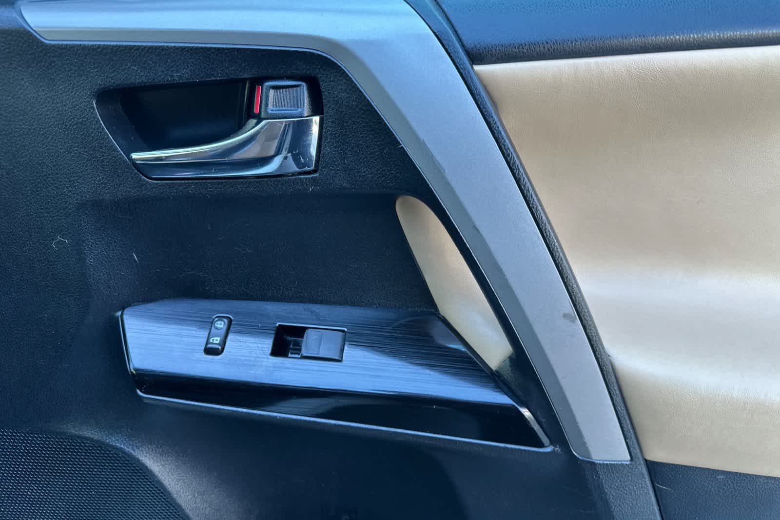 Thumbnail: 2016 Toyota RAV4 - 19