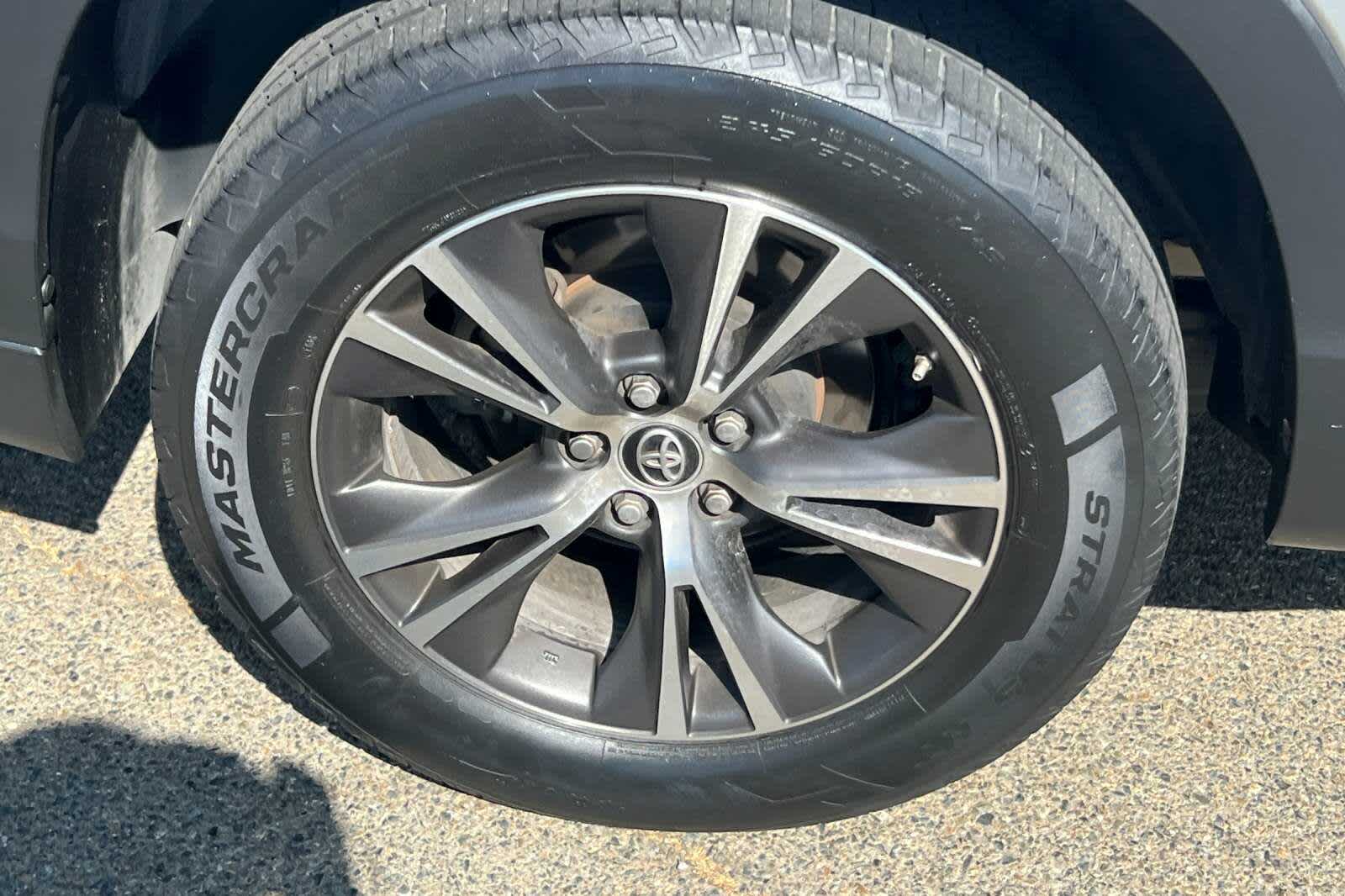 Thumbnail: 2018 Toyota Highlander - 14
