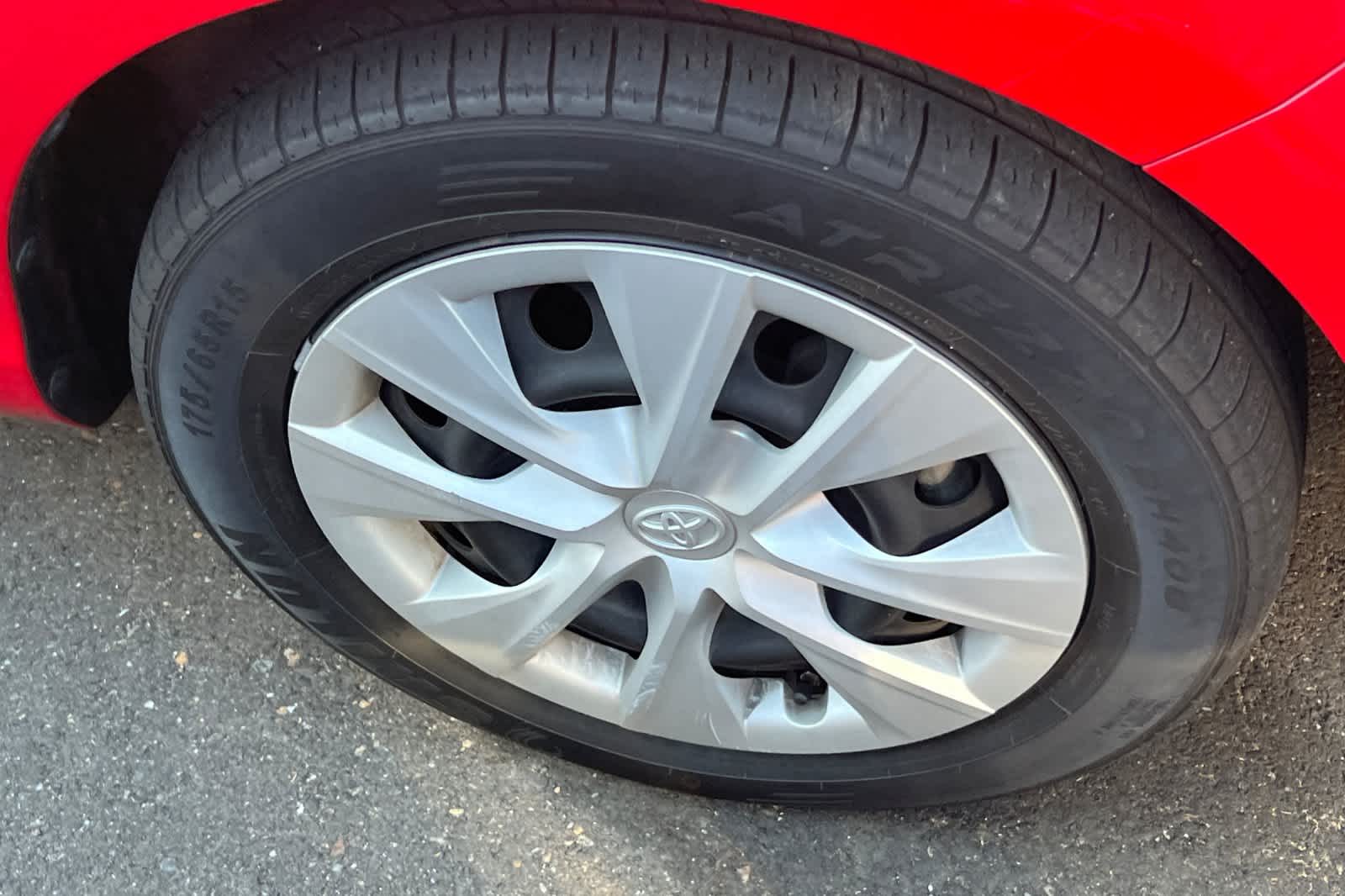 Thumbnail: 2015 Toyota Prius c - 12
