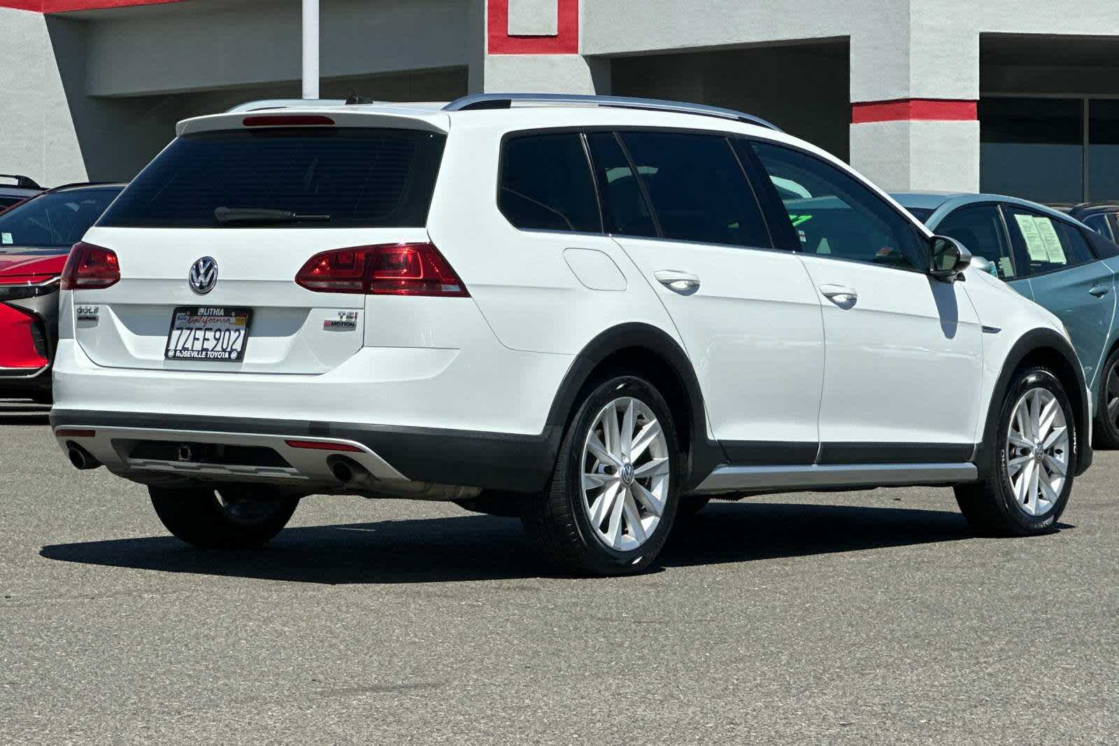 Thumbnail: 2017 Volkswagen Golf - 2