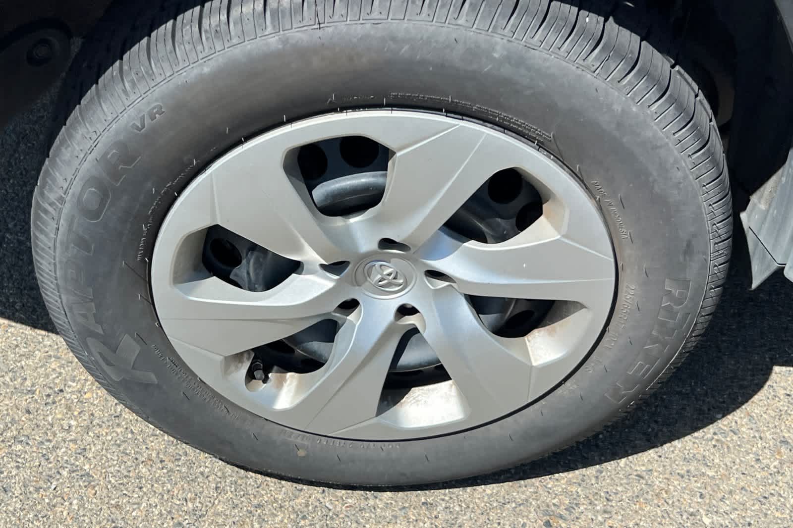 Thumbnail: 2021 Toyota RAV4 - 17