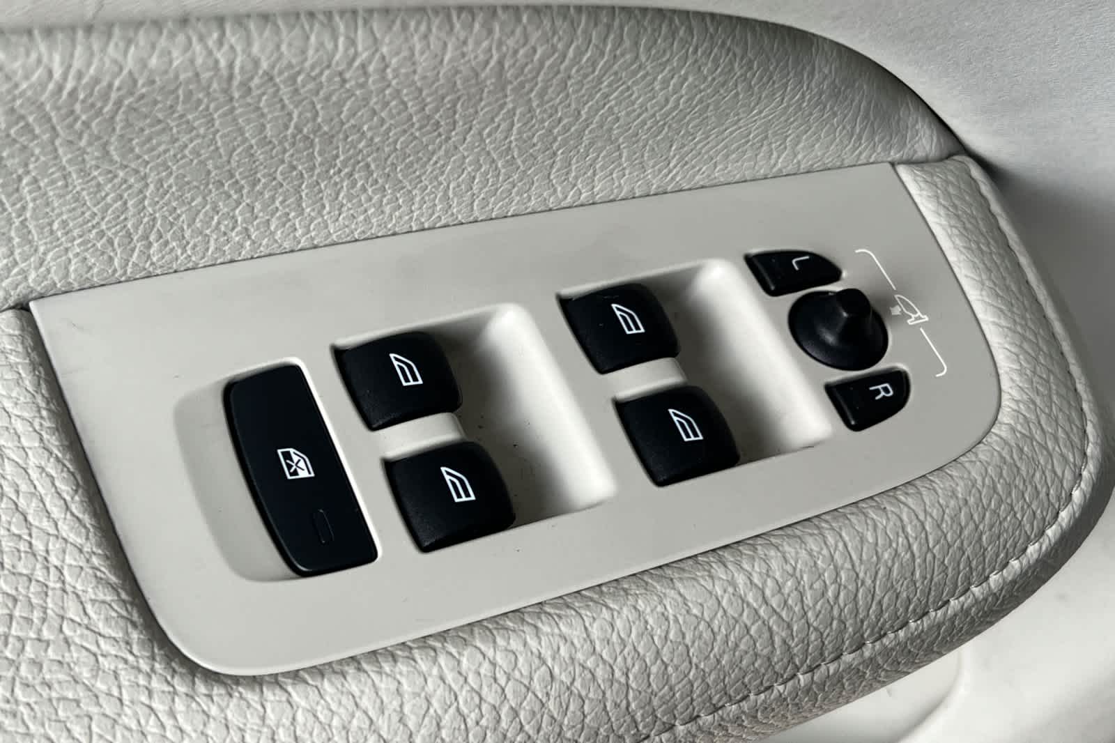 Thumbnail: 2022 Volvo S60 - 13