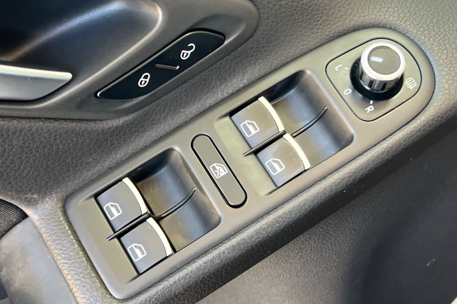 Thumbnail: 2012 Volkswagen Golf - 13