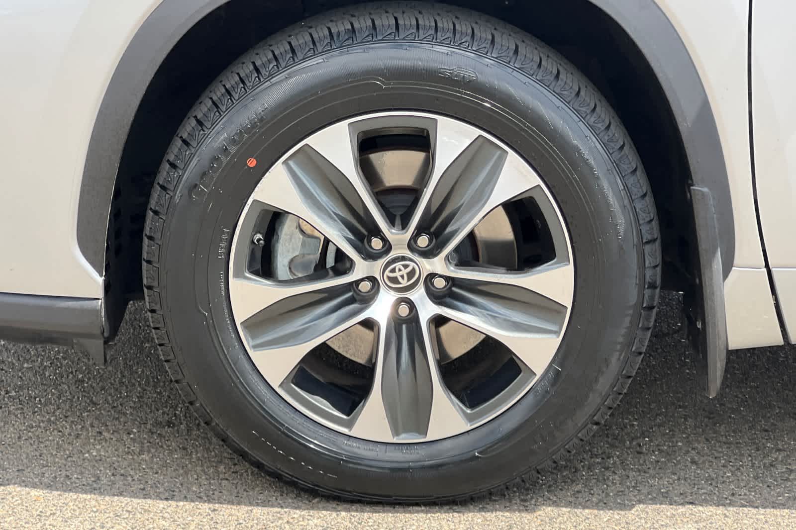 Thumbnail: 2024 Toyota Highlander - 32