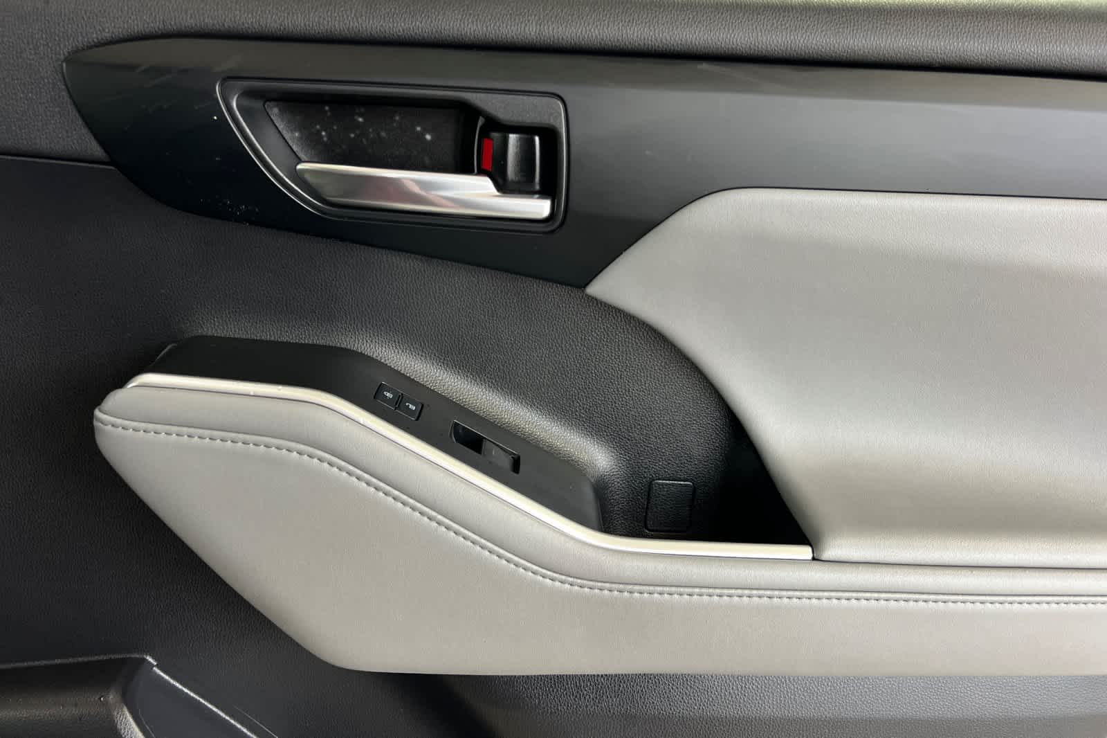 Thumbnail: 2023 Toyota Highlander - 20