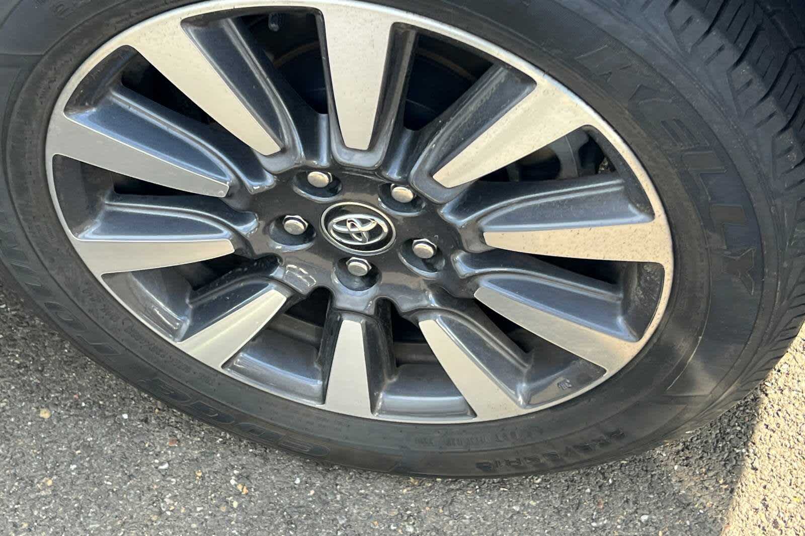 Thumbnail: 2019 Toyota Sienna - 18