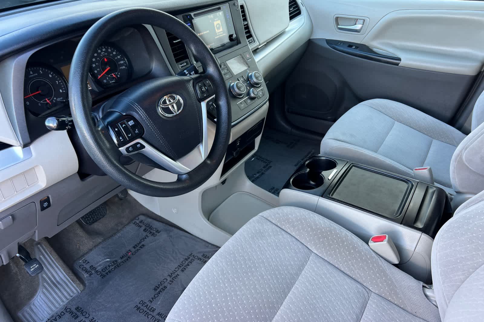 Thumbnail: 2017 Toyota Sienna - 11